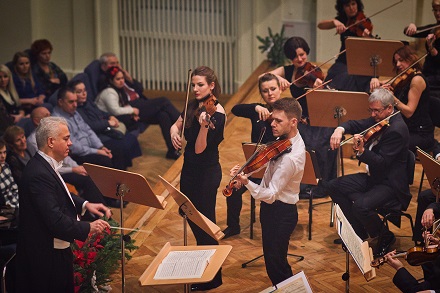 Jan Snakowski performing as a soloist with an orchestra in a philharmonic hall