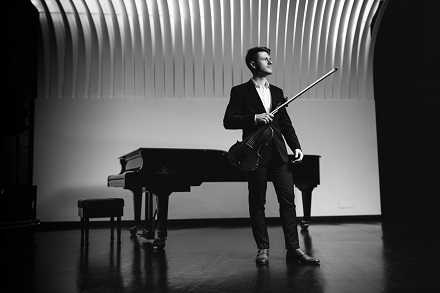 Jan Snakowski, violist, in concert